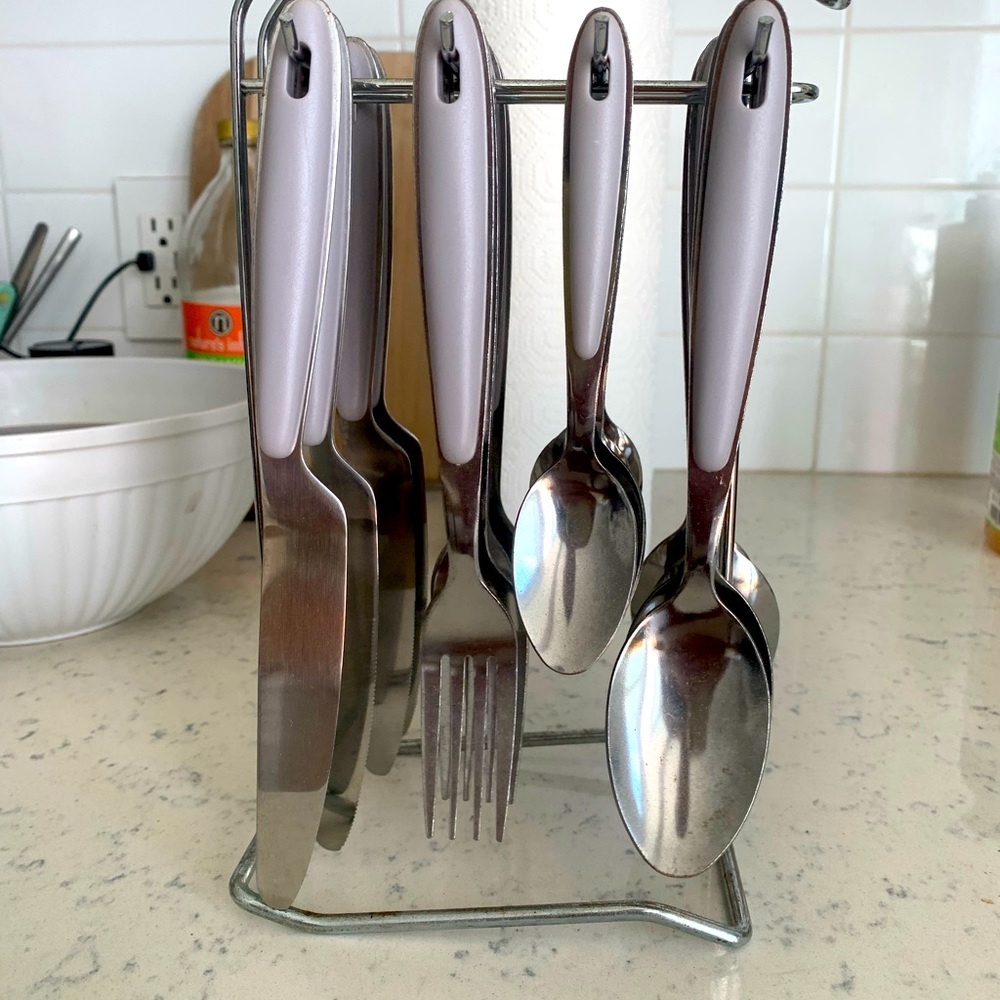 Brand New 16 Piece Utensil Set